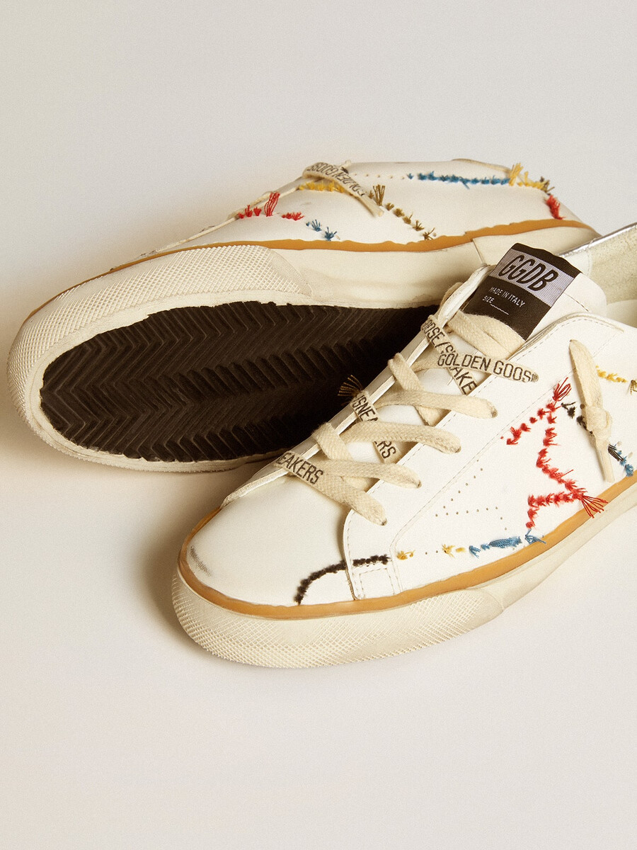 tênis feminino super-star ltd com estrela perfurada e detalhe em couro metalizado no calcanhar.