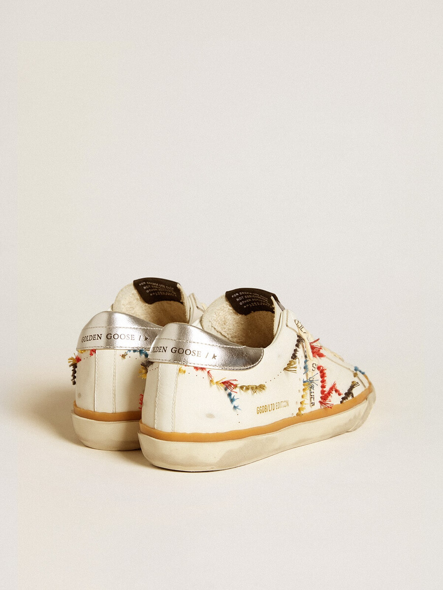 tênis feminino super-star ltd com estrela perfurada e detalhe em couro metalizado no calcanhar.