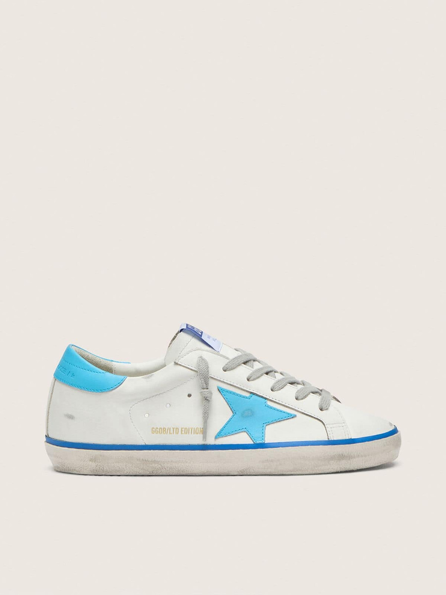tênis super-star ltd feminino em couro branco com estrela em couro azul claro e detalhe no calcanhar.