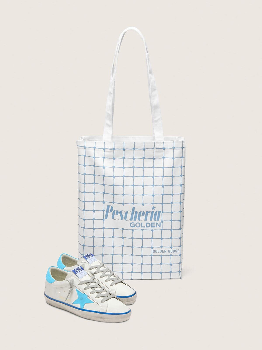 tênis super-star ltd feminino em couro branco com estrela em couro azul claro e detalhe no calcanhar.