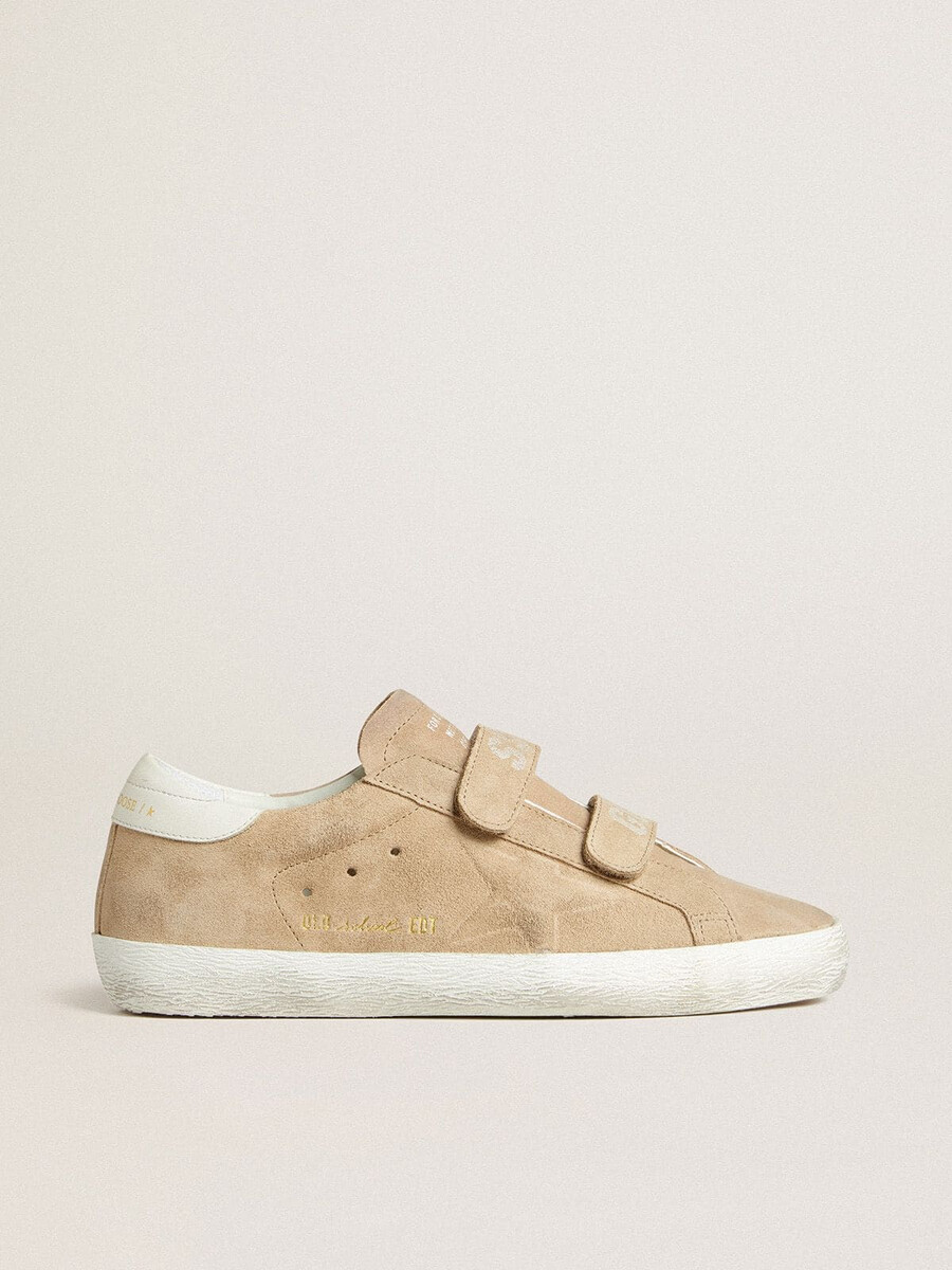 sapato feminino old school em camurça bege com detalhe em couro branco no calcanhar.