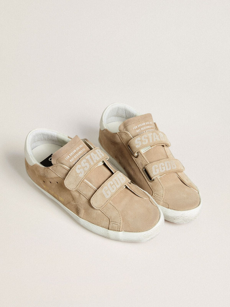 sapato feminino old school em camurça bege com detalhe em couro branco no calcanhar.