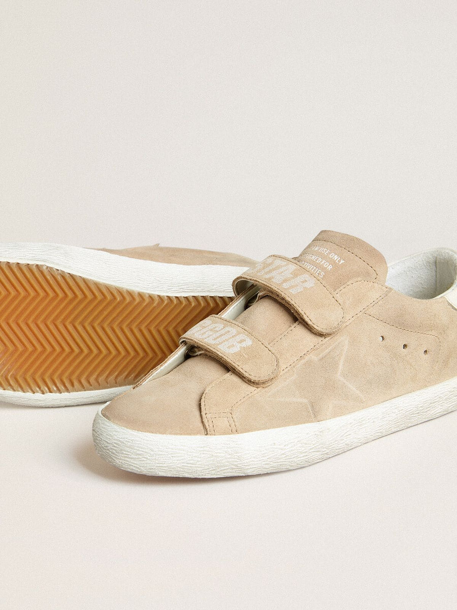 sapato feminino old school em camurça bege com detalhe em couro branco no calcanhar.