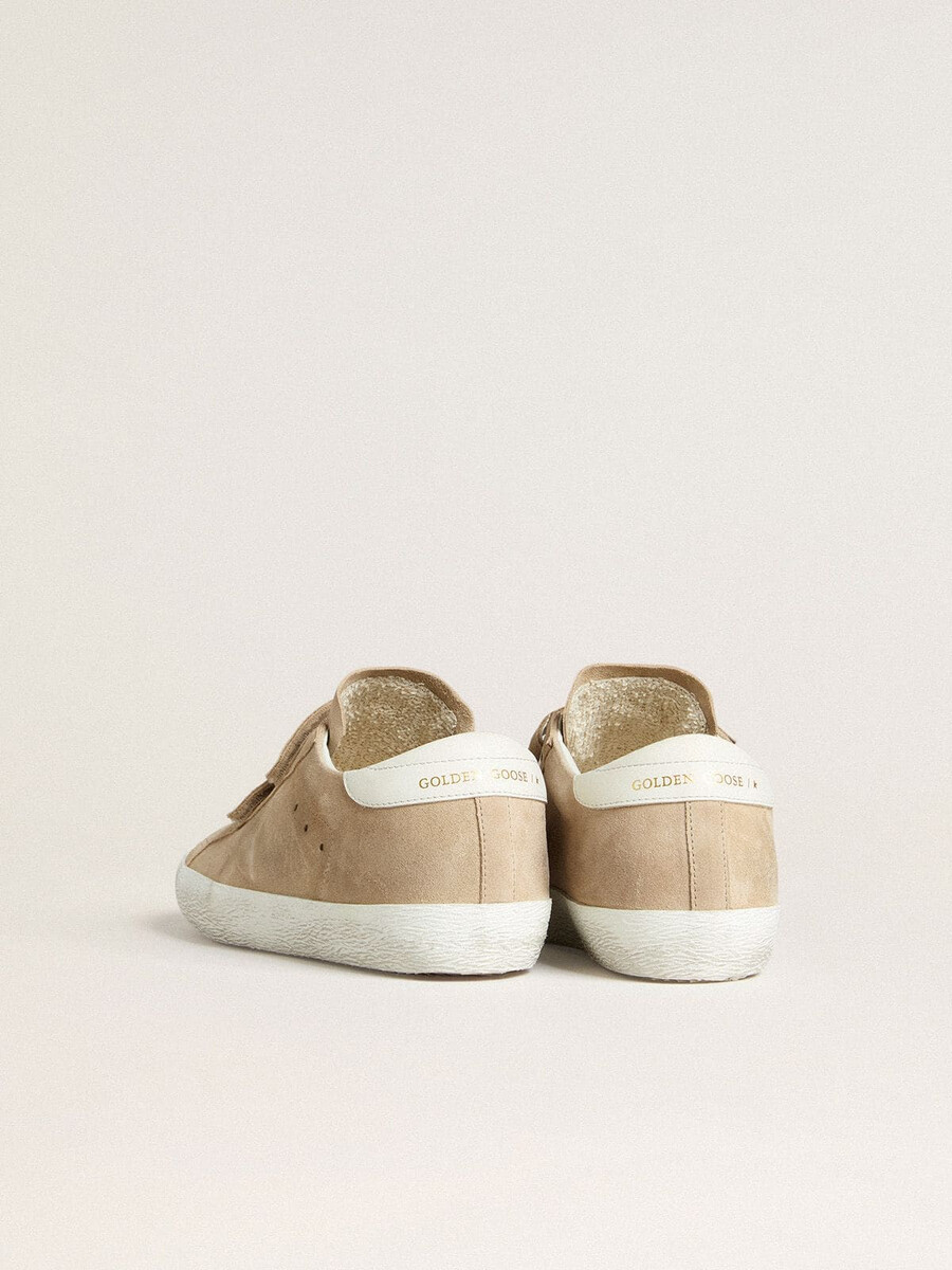sapato feminino old school em camurça bege com detalhe em couro branco no calcanhar.