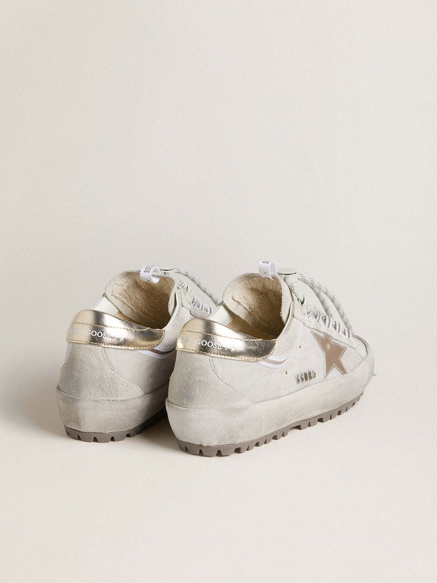 esqui feminino super-star em nylon cinza claro com estrela em couro metálico e detalhe no calcanhar.