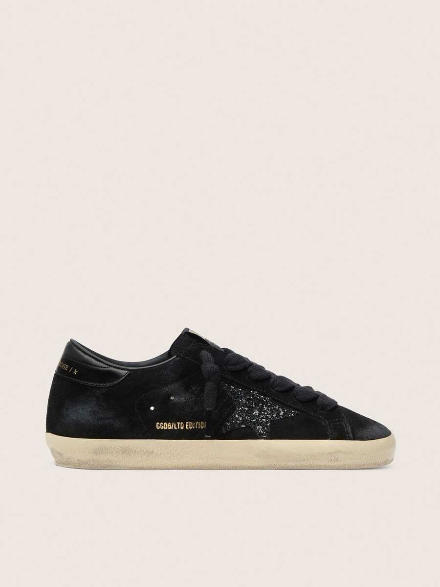 tênis super-star ltd feminino em camurça preta com estrela preta brilhante e detalhe em couro preto no calcanhar.
