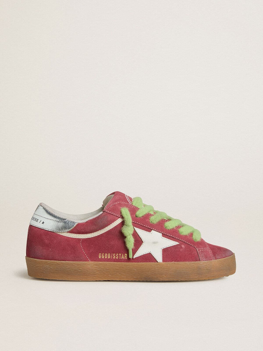 tênis super-star feminino em camurça vermelha com estrela de couro branco e detalhe de couro prateado no calcanhar.