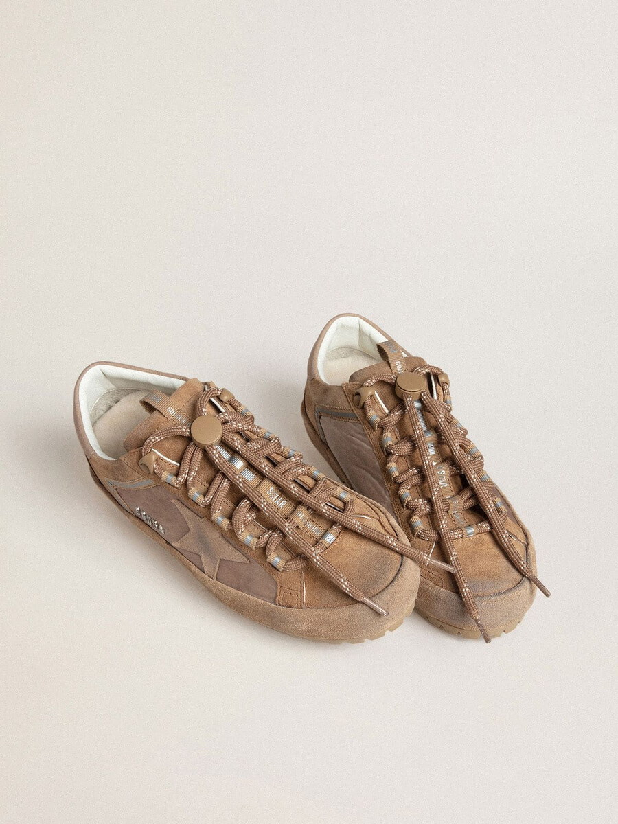 bota feminina super-star ski em camurça dolmias e caramelo com estrela em nobuck marmorizado e detalhe no calcanhar.
