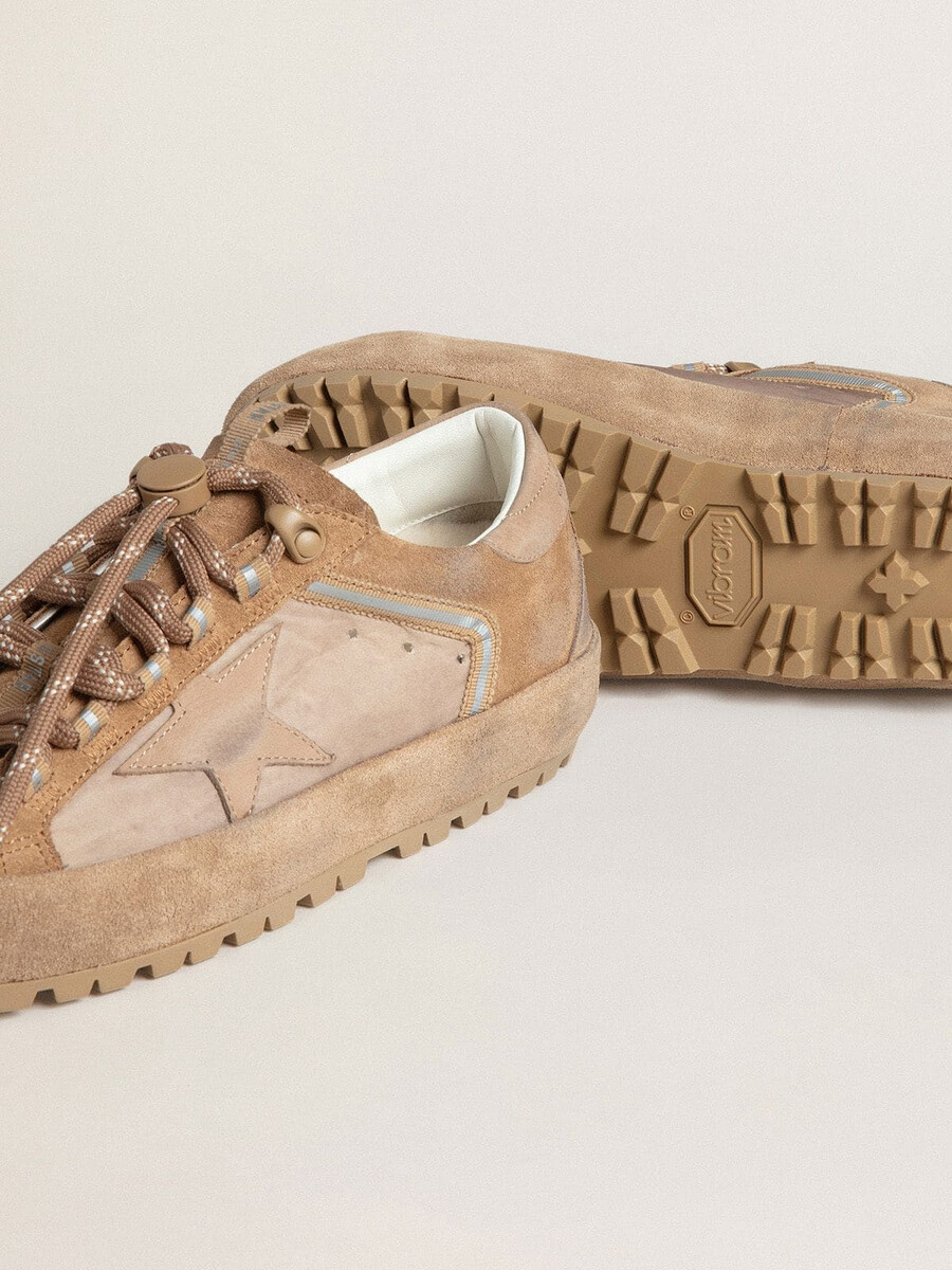 bota feminina super-star ski em camurça dolmias e caramelo com estrela em nobuck marmorizado e detalhe no calcanhar.