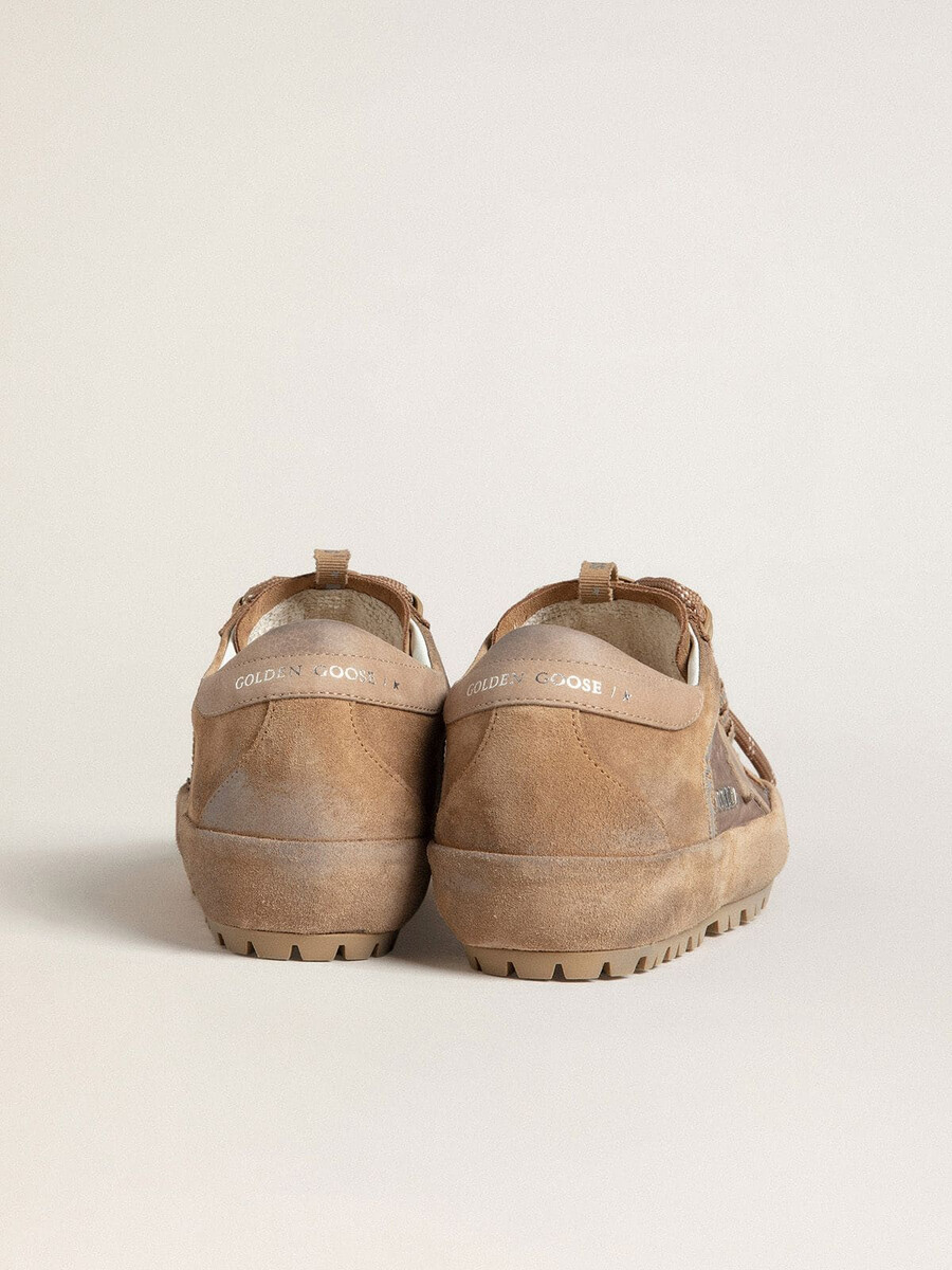 bota feminina super-star ski em camurça dolmias e caramelo com estrela em nobuck marmorizado e detalhe no calcanhar.