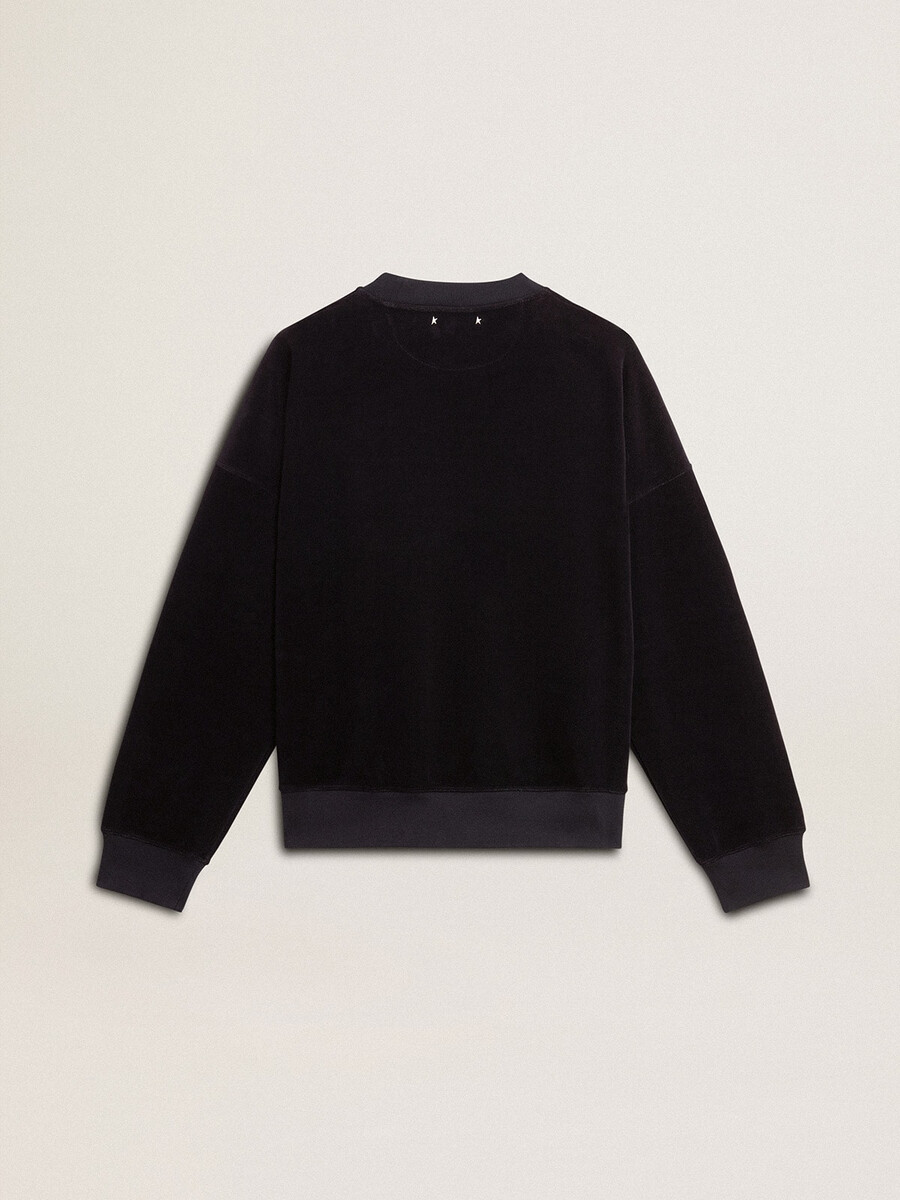moletom preto de gola redonda com letras bordadas.