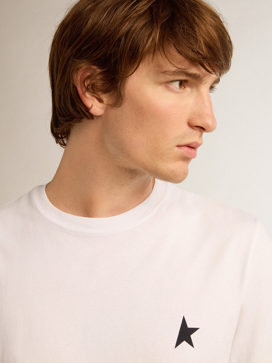 camiseta da coleção white star com estrela preta na frente.