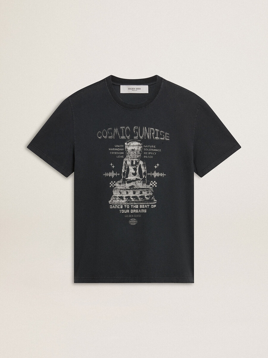 camiseta masculina de algodão preto desbotado com estampa na frente.