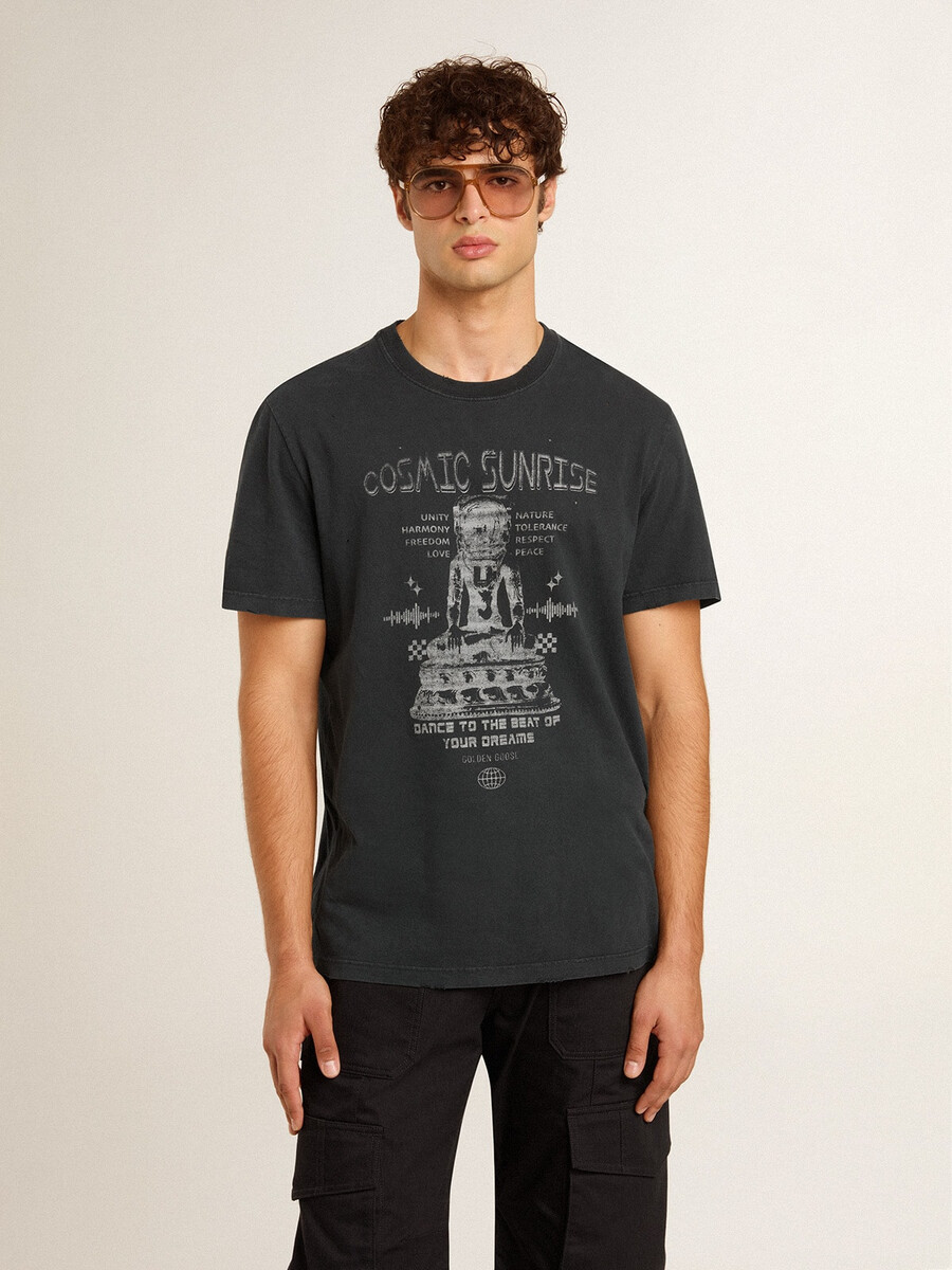 camiseta masculina de algodão preto desbotado com estampa na frente.