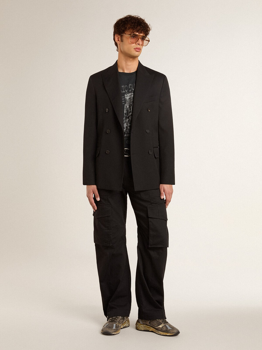 camiseta masculina de algodão preto desbotado com estampa na frente.