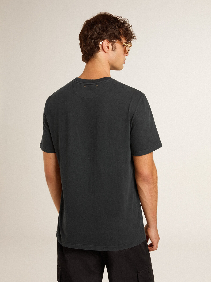 camiseta masculina de algodão preto desbotado com estampa na frente.