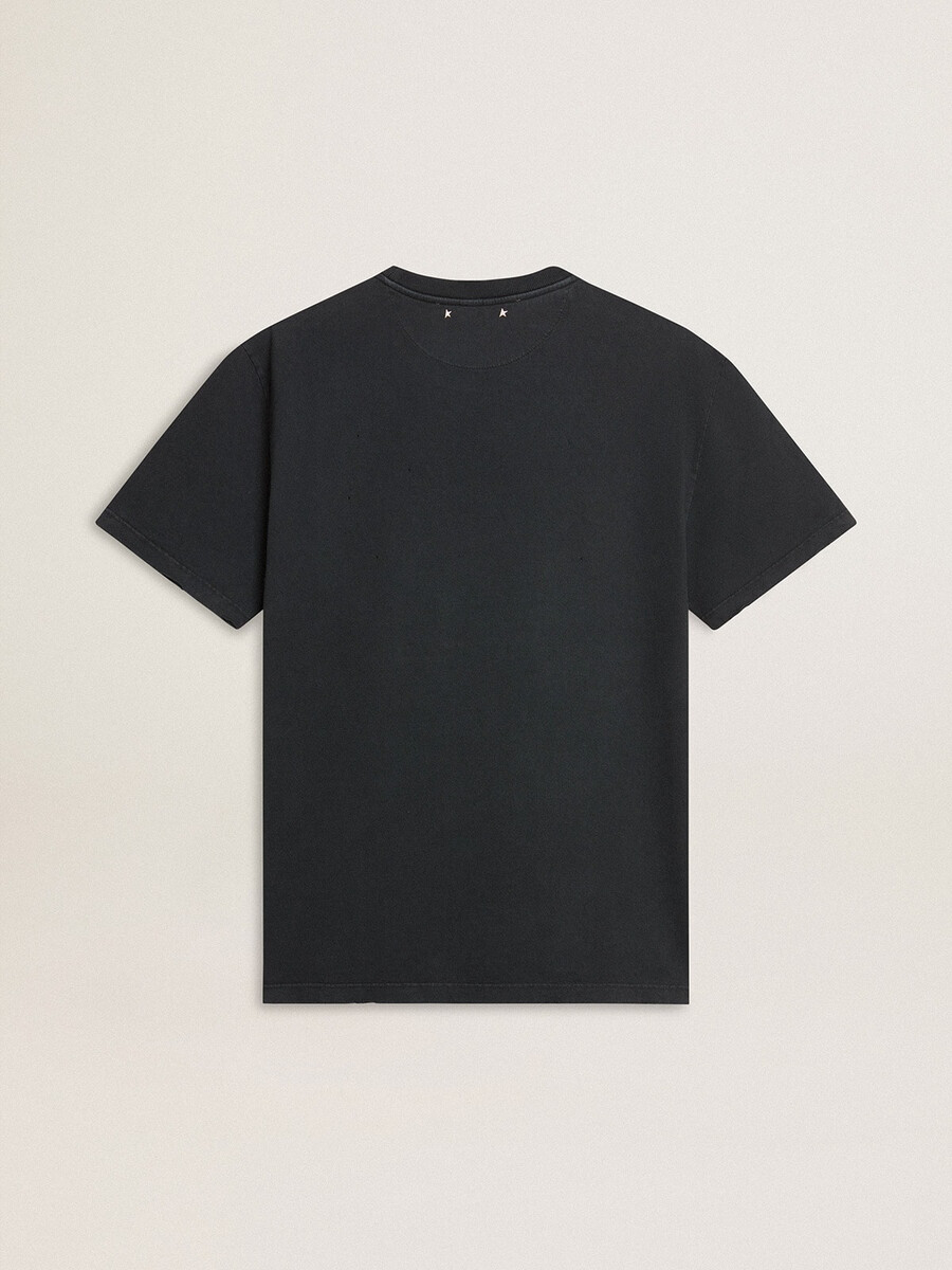 camiseta masculina de algodão preto desbotado com estampa na frente.