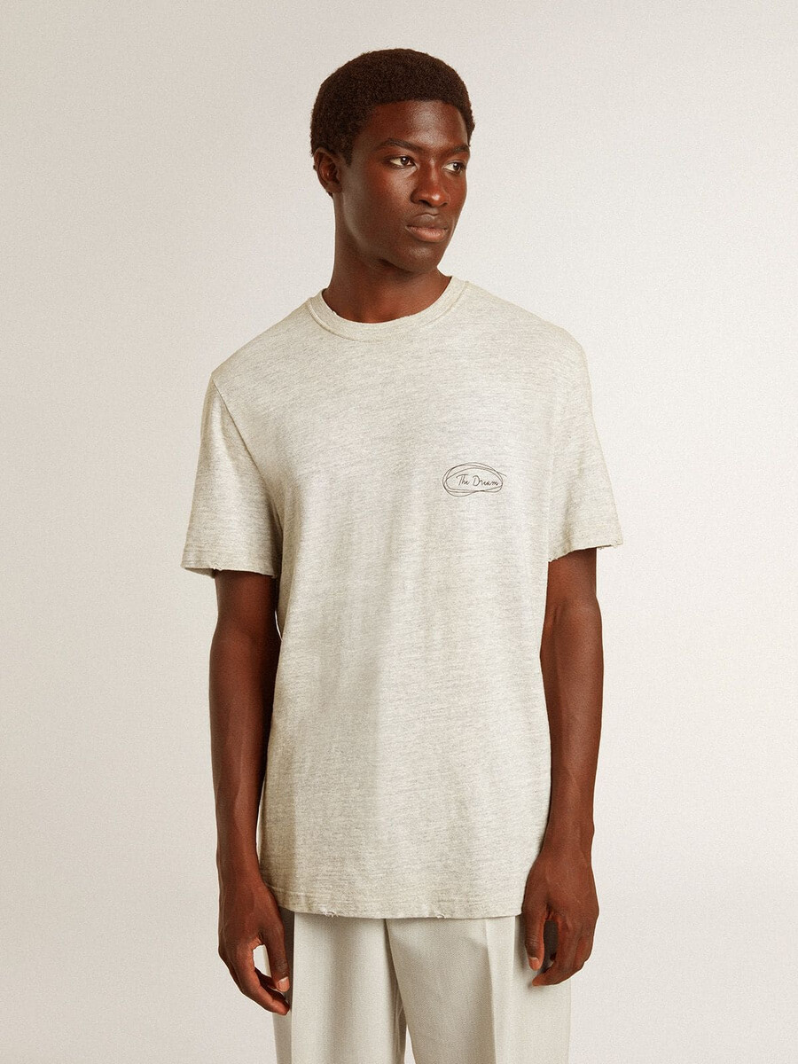 camiseta masculina cinza com letras pretas.