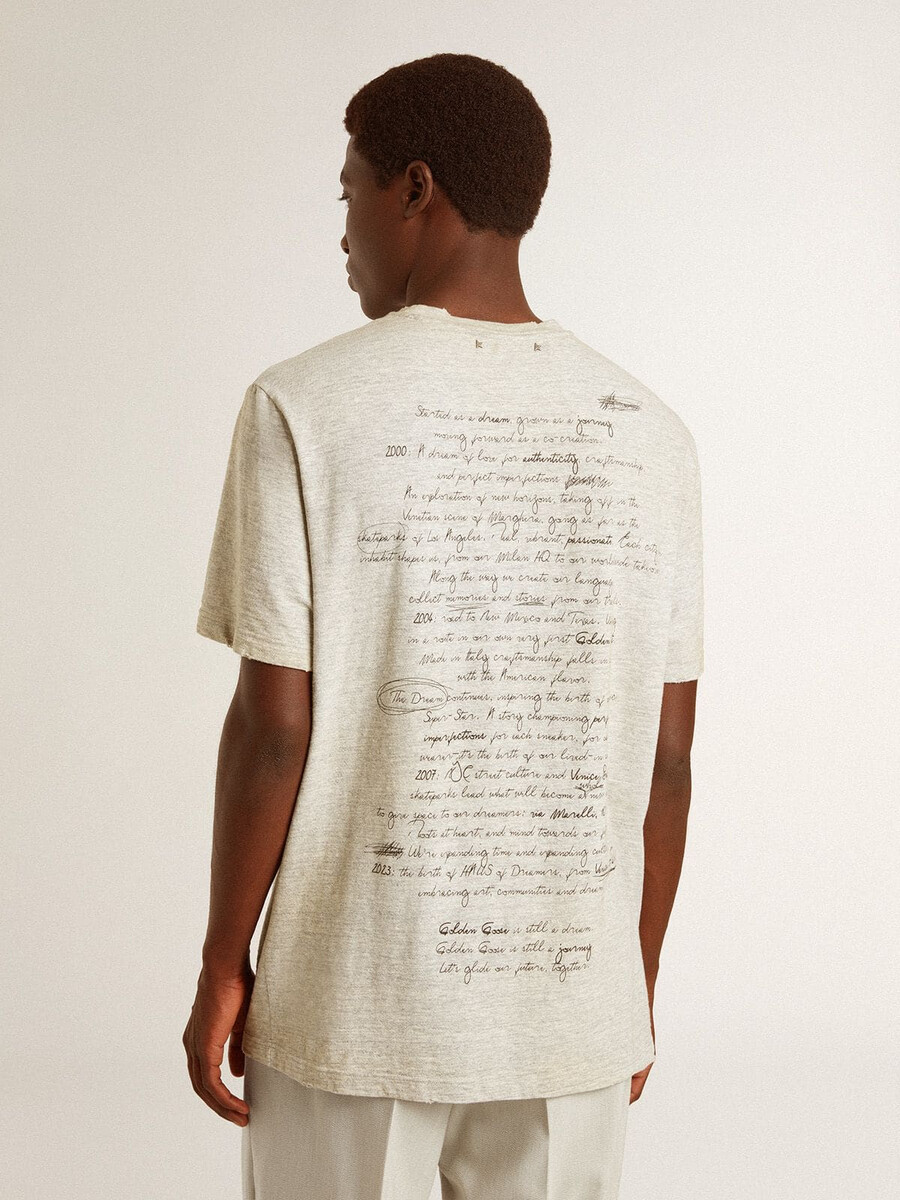 camiseta masculina cinza com letras pretas.