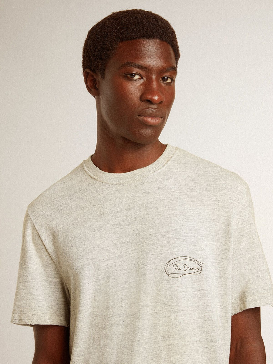 camiseta masculina cinza com letras pretas.