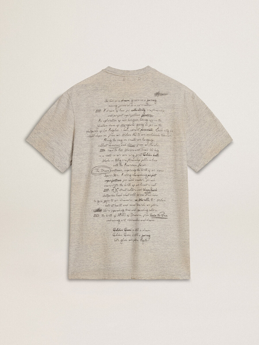 camiseta masculina cinza com letras pretas.