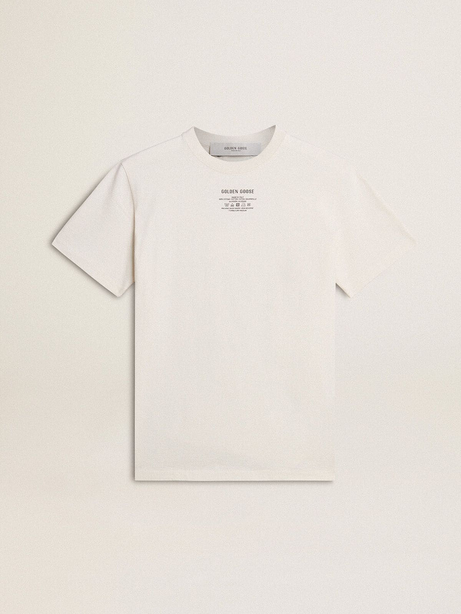 camiseta masculina de algodão branco desbotado com letras pretas.