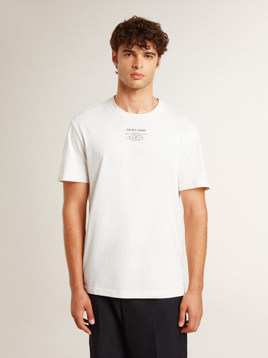 camiseta masculina de algodão branco desbotado com letras pretas.