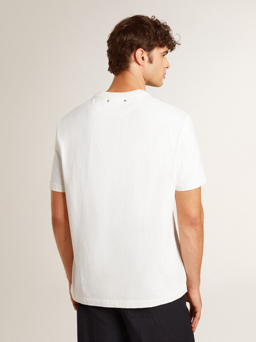 camiseta masculina de algodão branco desbotado com letras pretas.