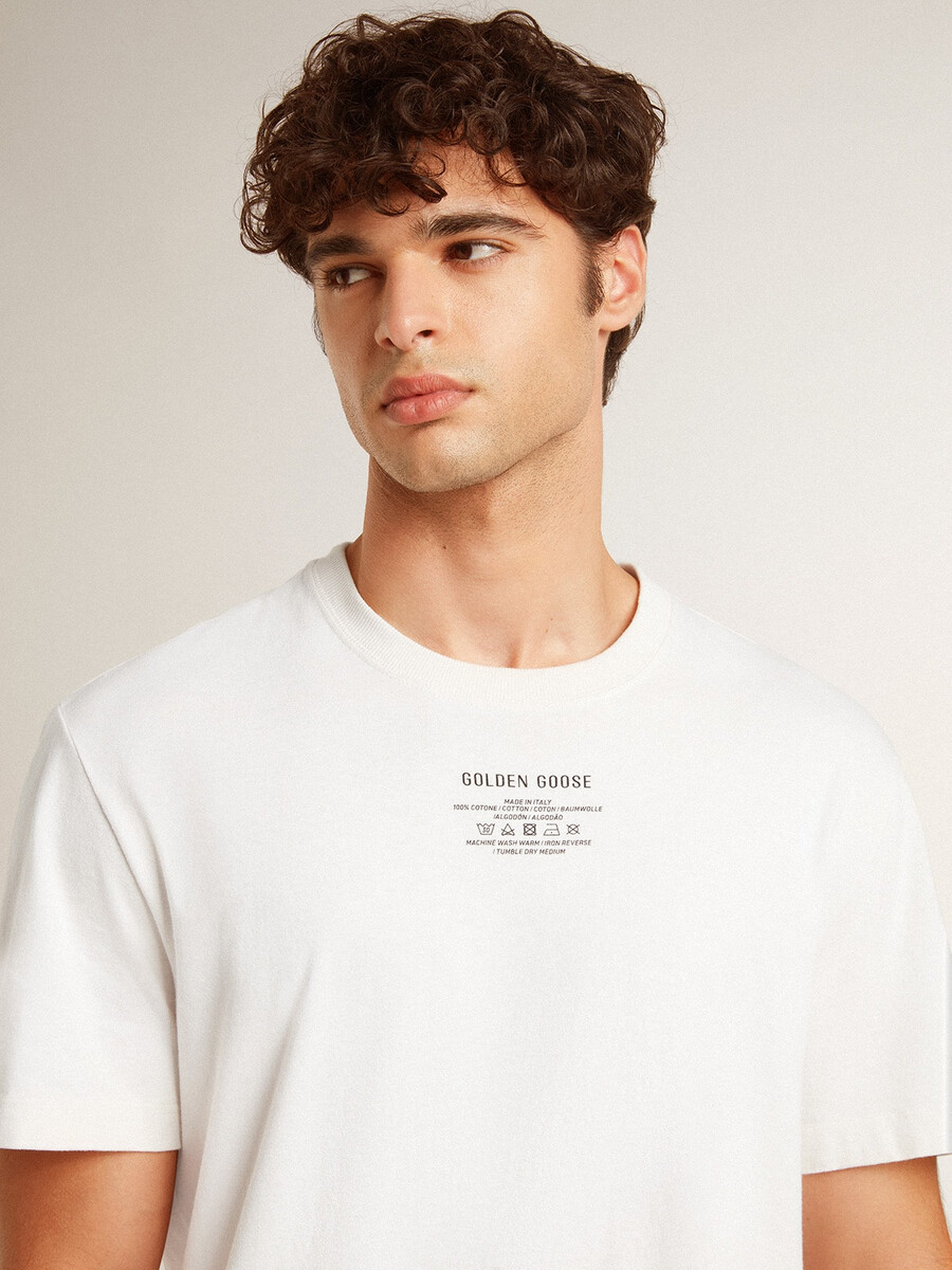 camiseta masculina de algodão branco desbotado com letras pretas.