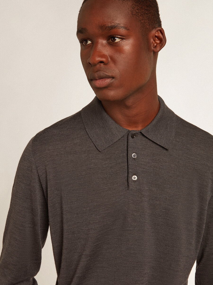 camisa polo masculina de manga comprida em lã merino cinza.