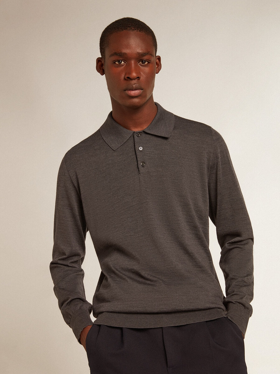 camisa polo masculina de manga comprida em lã merino cinza.