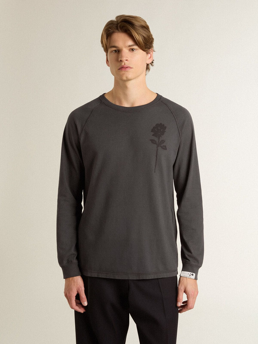 camiseta masculina em algodão cor antracite com estampa no peito.