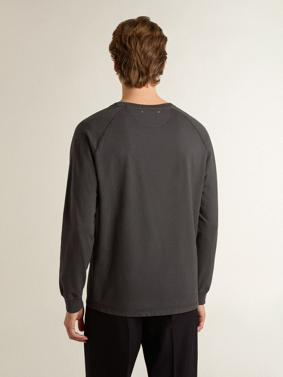 camiseta masculina em algodão cor antracite com estampa no peito.