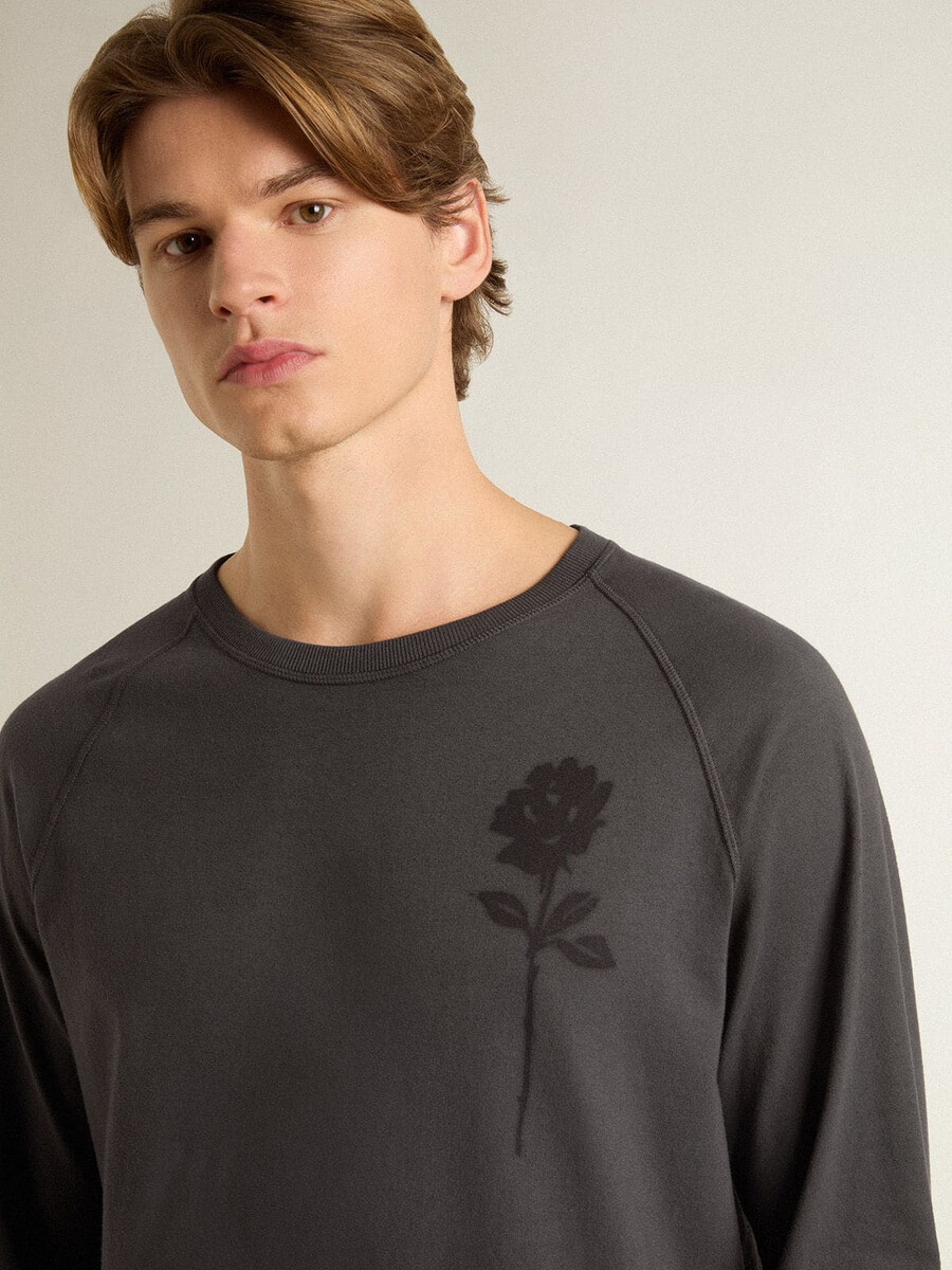 camiseta masculina em algodão cor antracite com estampa no peito.
