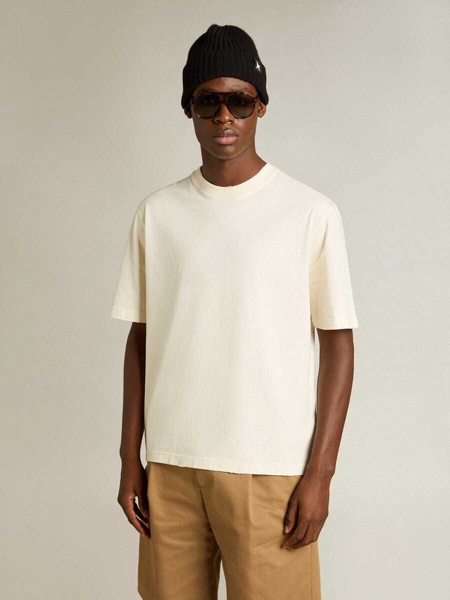 camiseta branca envelhecida com logo invertido nas costas - coleção jersey capsule