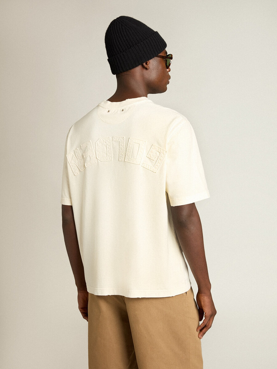 camiseta branca envelhecida com logo invertido nas costas - coleção jersey capsule