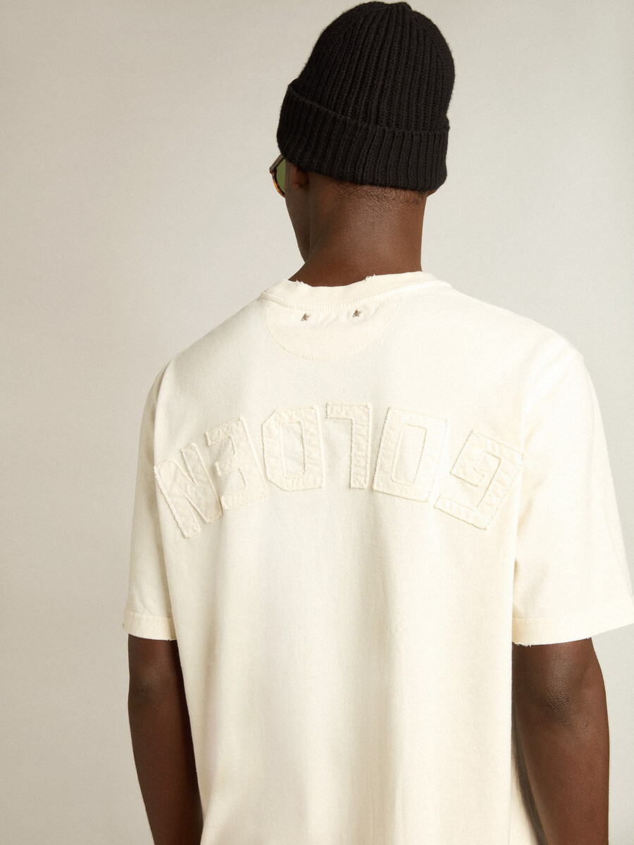 camiseta branca envelhecida com logo invertido nas costas - coleção jersey capsule