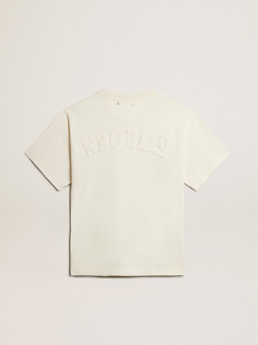 camiseta branca envelhecida com logo invertido nas costas - coleção jersey capsule