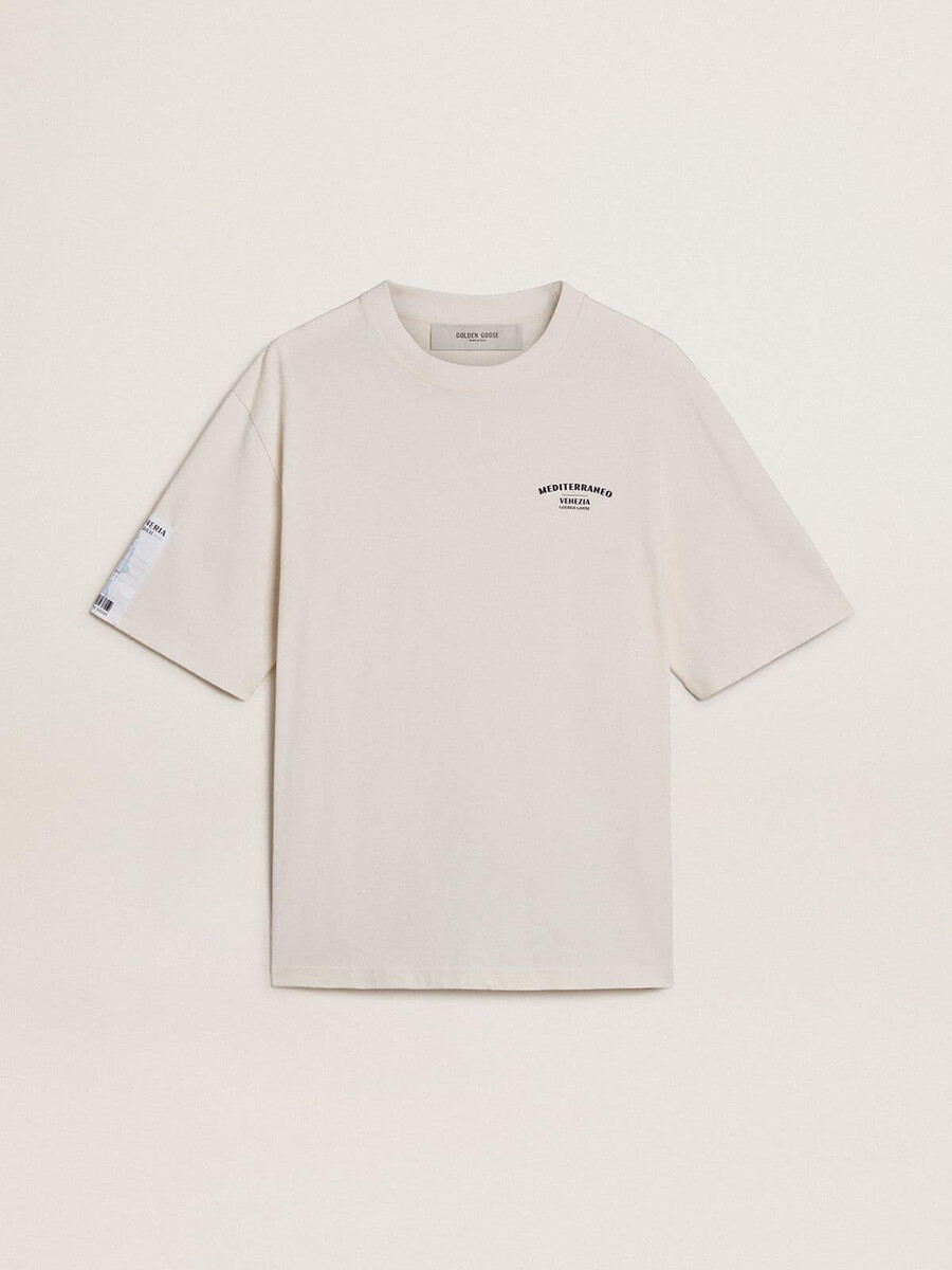 camiseta branca unissex com estampa mediterrânea e patch dourado da pescheria na manga.