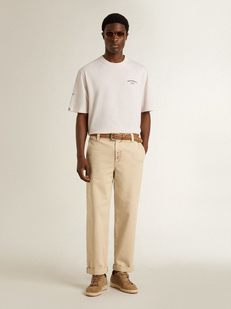 camiseta branca unissex com estampa mediterrânea e patch dourado da pescheria na manga.