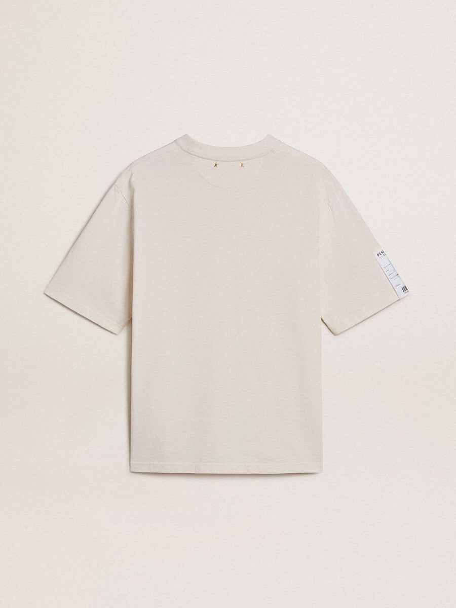 camiseta branca unissex com estampa mediterrânea e patch dourado da pescheria na manga.