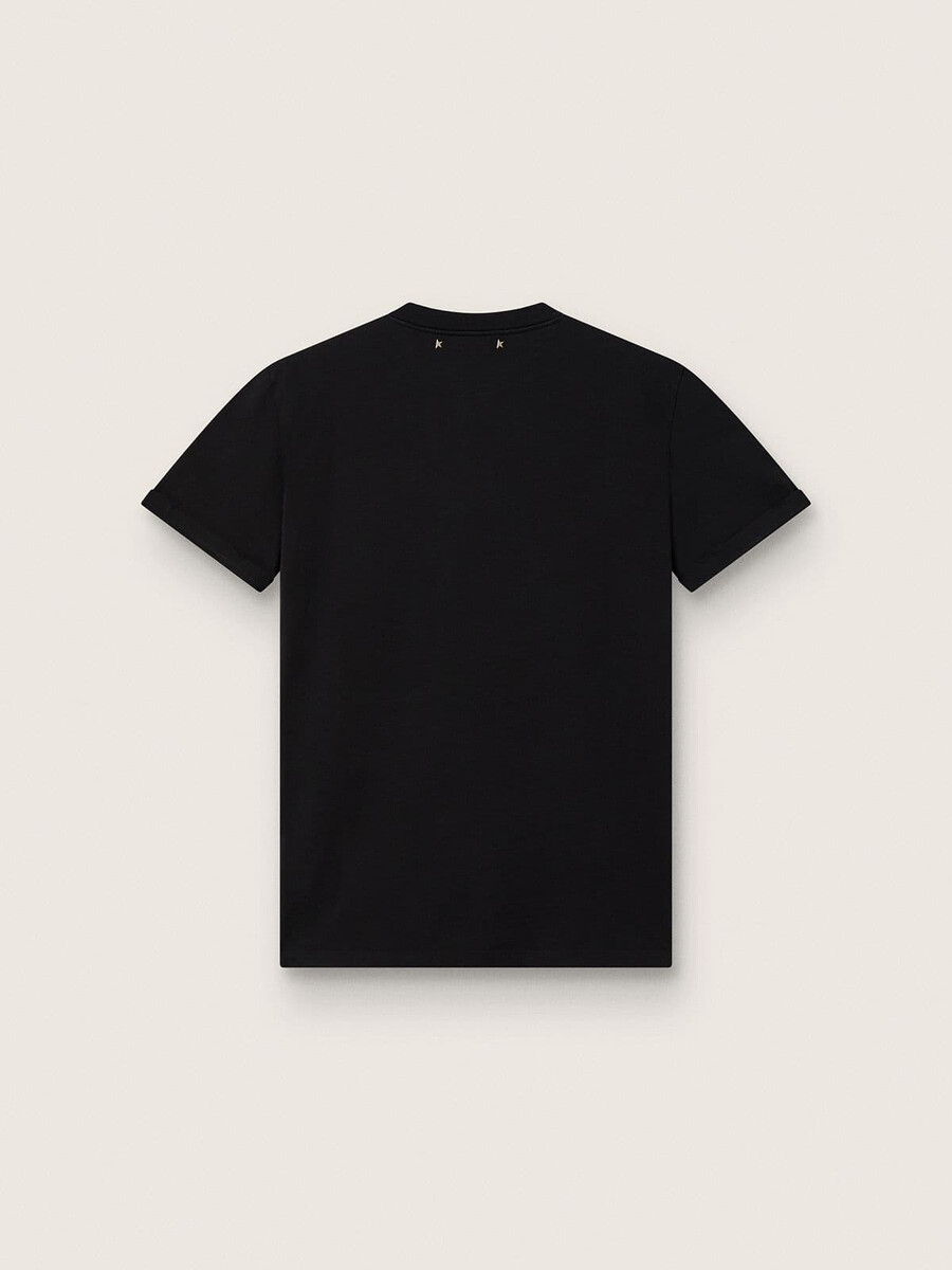 camiseta feminina preta com efeito desgastado e modelagem regular.