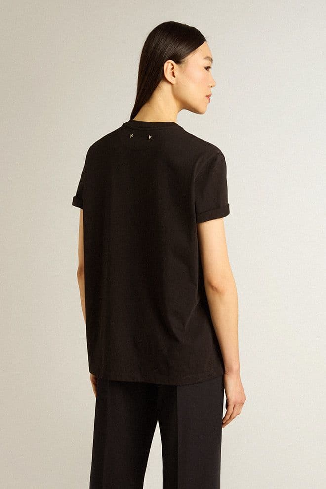 camiseta feminina preta com efeito desgastado e modelagem regular.