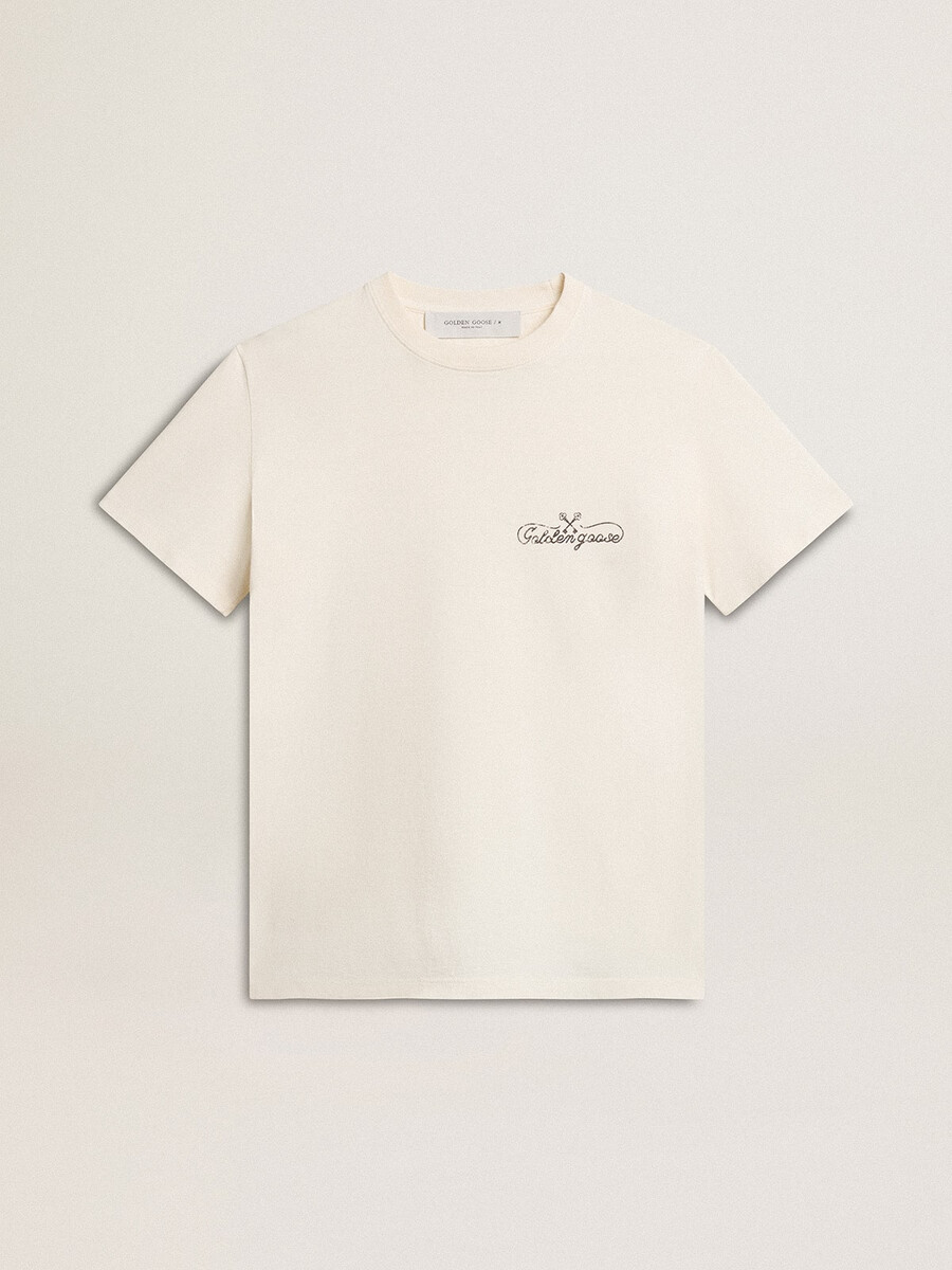 camiseta feminina branca envelhecida com logo no peito.