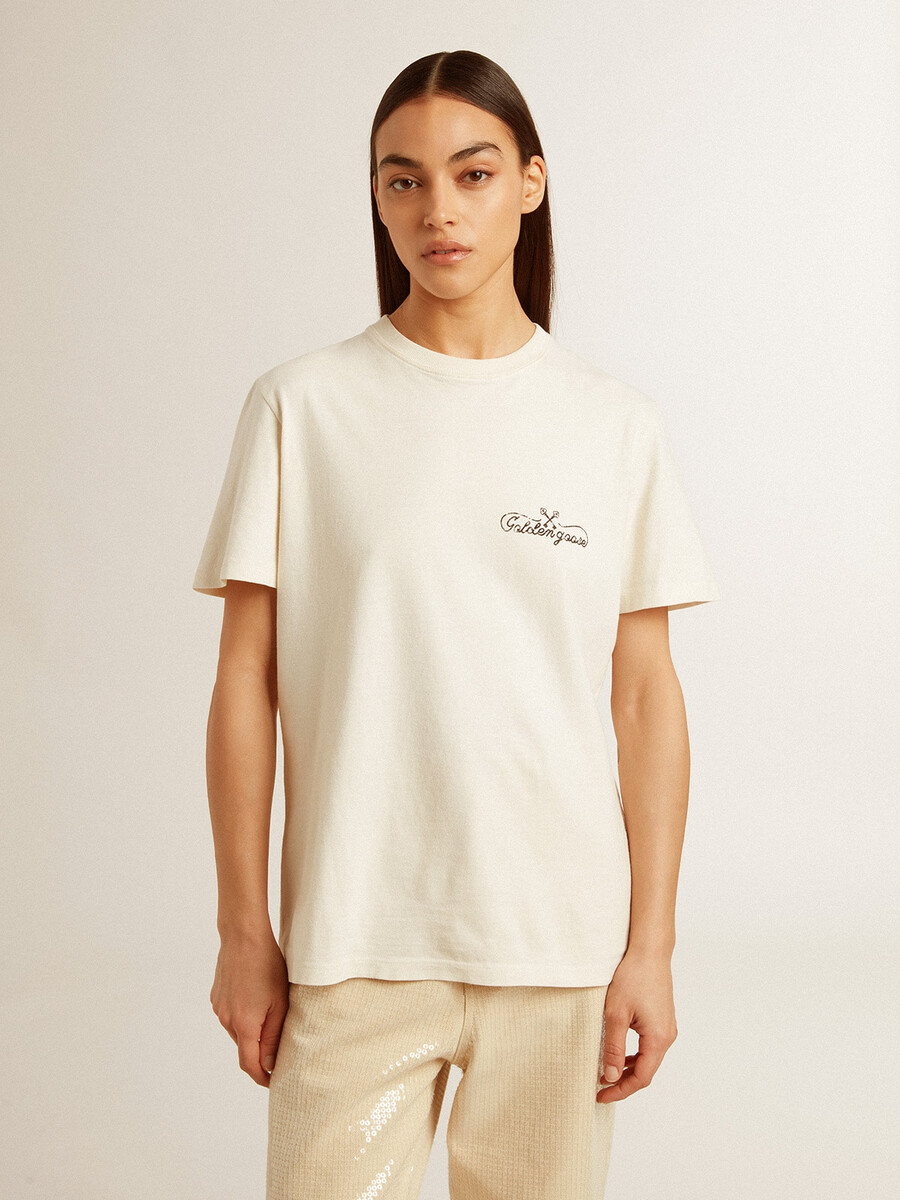 camiseta feminina branca envelhecida com logo no peito.