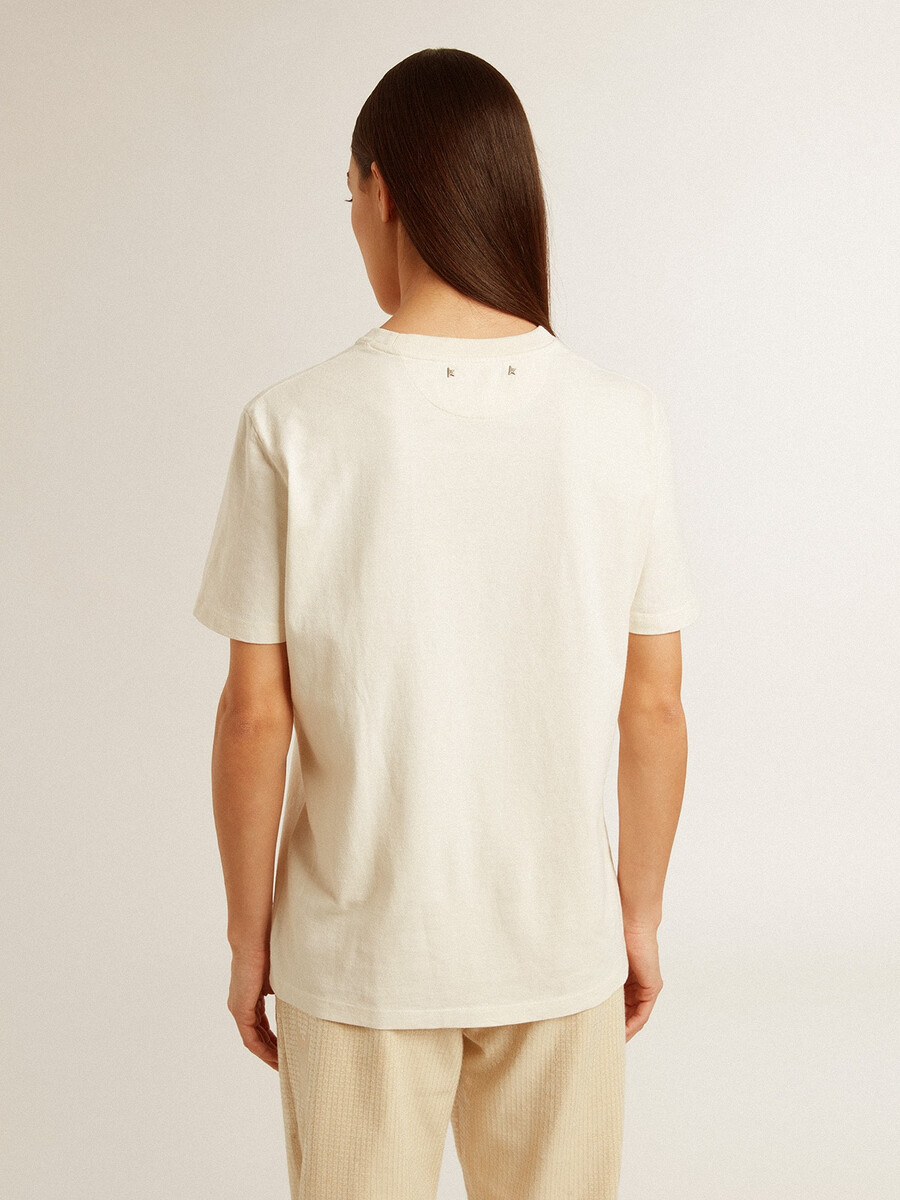 camiseta feminina branca envelhecida com logo no peito.