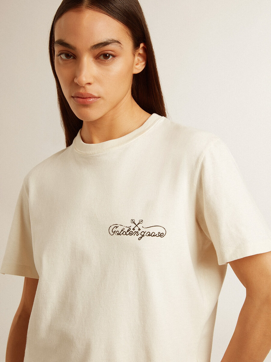 camiseta feminina branca envelhecida com logo no peito.