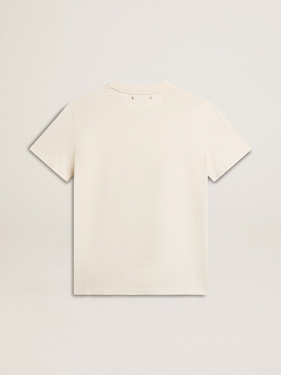 camiseta feminina branca envelhecida com logo no peito.