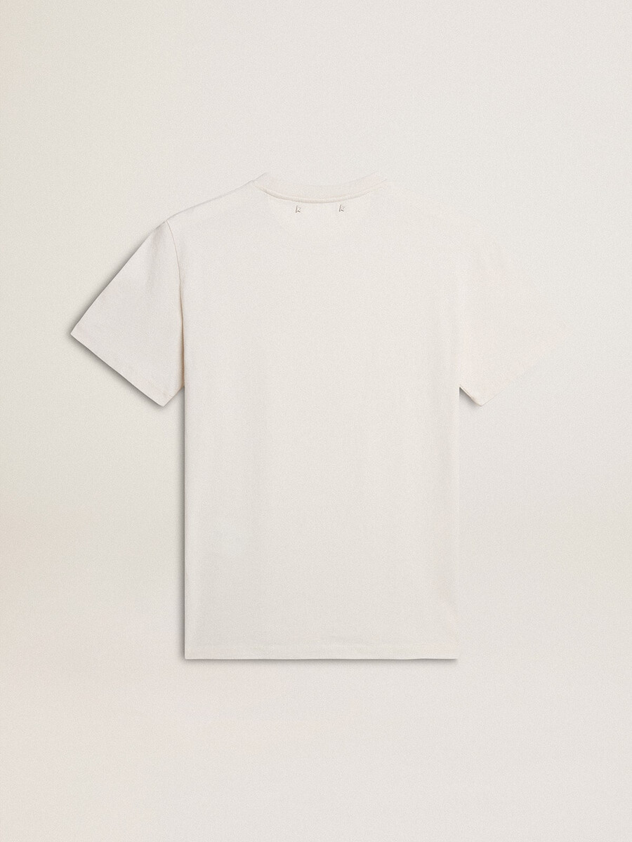camiseta feminina de algodão branco desbotado com letras pretas.