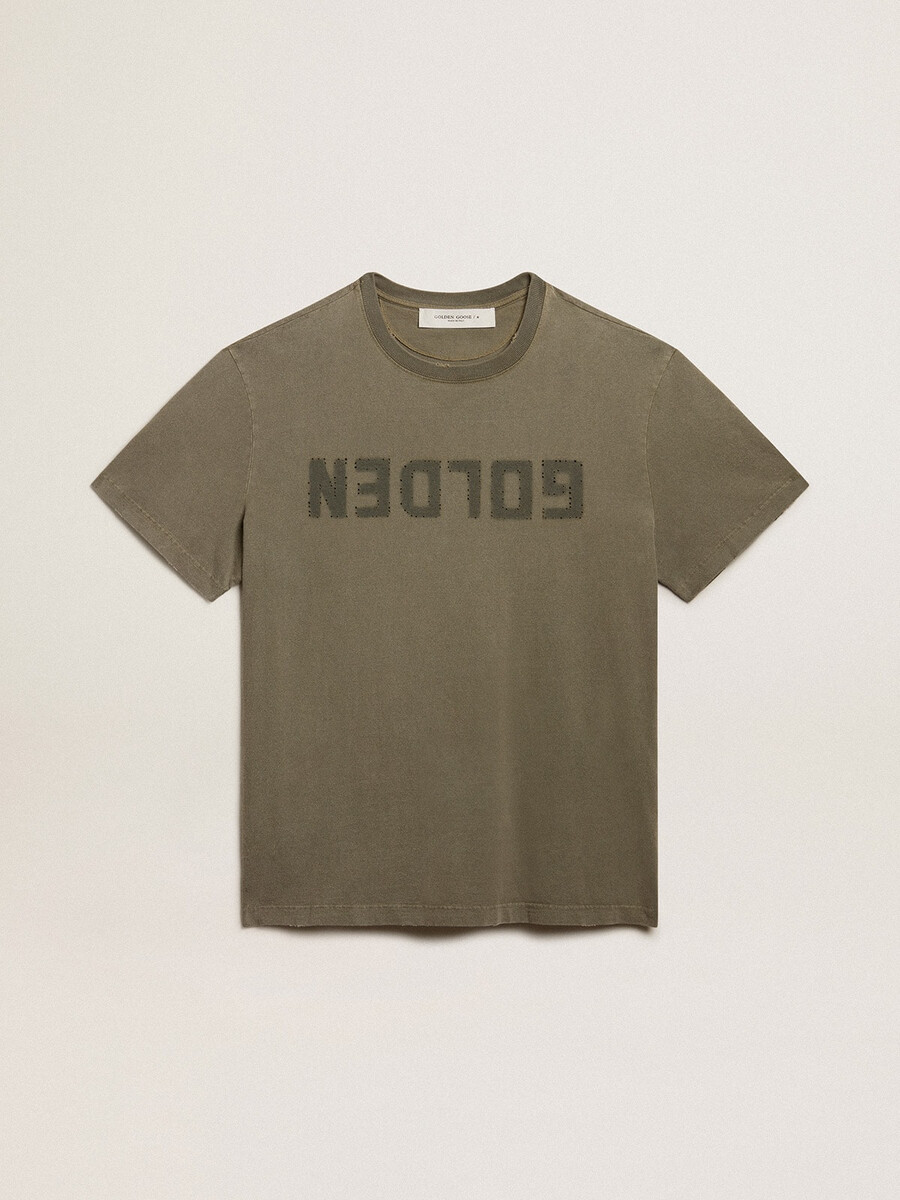 camiseta feminina verde-oliva com letras douradas.